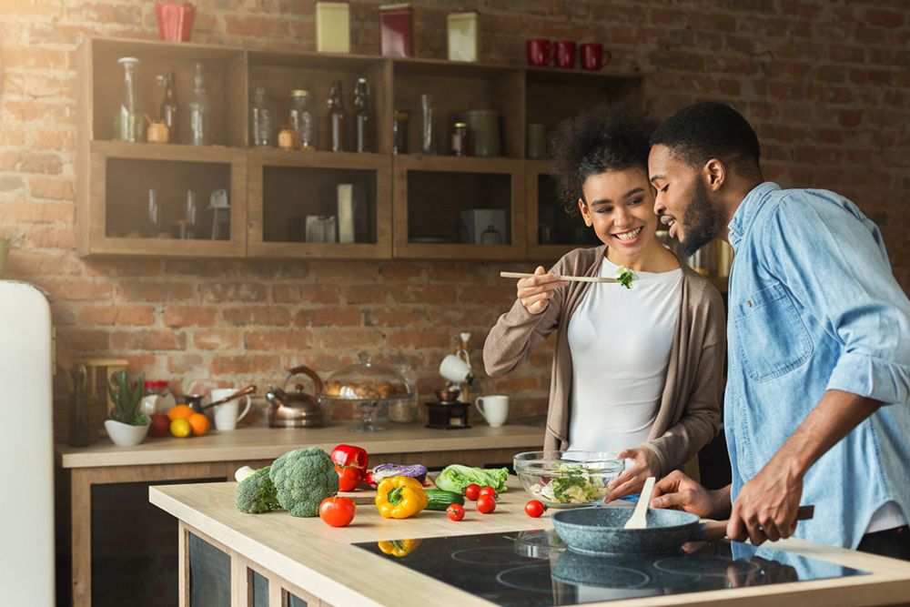 How to Balance Eating Out and Home Cooking to Save Big